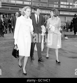 Senator Edward Kennedy, Bruder des verstorbenen amerikanischen Präsidenten, mit seiner Frau Joan (links) und seiner Schwester Patricia Kennedy Lawford, der Frau des Schauspielers Peter Lawford, der den Flughafen Heathrow in die USA verlässt. Sie verließen das Hotel, nachdem sie an der Einweihung des Runnymede-Denkmals für John F. Kennedy teilgenommen hatten. Stockfoto