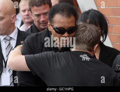 Ricky Hatton (rechts) umarmt die Boxlegende Muhammad Ali bei einem Besuch in Hattons Fitnessstudio in Hyde, Manchester. Alis Auftritt ist Teil einer kurzen UK-Tour, die heute zu seinen Ehren ein Abendessen im Old Trafford Stadium von Manchester United beinhaltet. Stockfoto