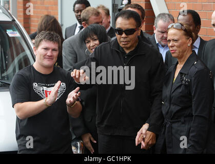 Ricky Hatton (links) applaudiert Boxlegende Muhammad Ali (rechts) bei einem Besuch in Hattons Fitnessstudio in Hyde, Manchester. Alis Auftritt ist Teil einer kurzen UK-Tour, die heute zu seinen Ehren ein Abendessen im Old Trafford Stadium von Manchester United beinhaltet. Stockfoto