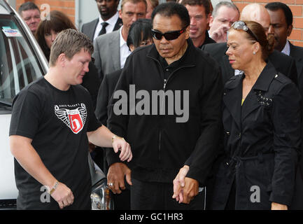 Ricky Hatton (links) und Boxlegende Muhammad Ali bei einem Besuch in Hattons Fitnessstudio in Hyde, Manchester. Alis Auftritt ist Teil einer kurzen UK-Tour, die heute zu seinen Ehren ein Abendessen im Old Trafford Stadium von Manchester United beinhaltet. Stockfoto