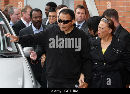 Boxlegende Muhammad Ali winkt Fans bei einem Besuch in Ricky Hattons Fitnessstudio in Hyde, Manchester. Alis Auftritt ist Teil einer kurzen UK-Tour, die heute zu seinen Ehren ein Abendessen im Old Trafford Stadium von Manchester United beinhaltet. Stockfoto