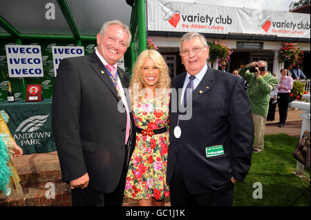 Pferderennen - Variety Club Day - Sandown Park. Die Schauspieler Derek Martin (r) und Graham Cole (l) werden von Melinda Messenger beim Variety Club Day im Sandown Park interviewt Stockfoto