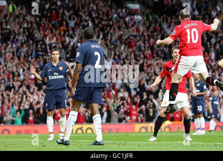 Wayne Rooney und Michael Carrick von Manchester United feiern ihren zweiten Geburtstag Tor nach Vassiriki Diaby (Mitte) geht ins eigene Netz Stockfoto