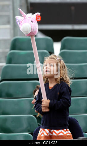 Reiten - Springreiten- und Dressureuropameisterschaften - Tag sechs - Windsor. Ein junger Fan beobachtet das Einzel-Springen-Finale am fünften Tag der European Show Jumping and Dressage Championships, Windsor. Stockfoto