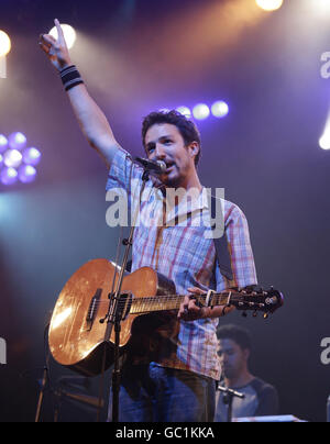 Frank Turner tritt auf der NME / Radio 1 Bühne während des Reading Festival, Richfield Avenue, Richfield Avenue, Reading. Stockfoto