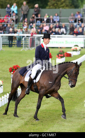 Die Briten William Fox Pitt und Macchiato nehmen am ersten Tag des Burghley Horse Trials, Burghley House, Stamford, an der Dressur Teil. Stockfoto