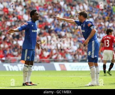 Fußball - Community Shield - Manchester United / Chelsea - Wembley Stadium. Chelseas Jon Obi Mikel (links) und Frank Lampard (rechts) streiten miteinander Stockfoto