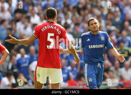 Chelsea's Frank Lampard (rechts) und Manchester United's Rio Ferdinand (links) Argumentieren Sie, nachdem Michael Ballack Patrice Evra beschöngt hat Stockfoto