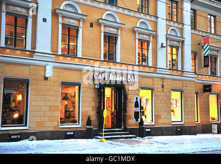 HELSINKI, Finnland - Januar 4: Blick auf die Straße im Stadtzentrum von Helsinki am 4. Januar 2016. Helsinki ist die größte Stadt ein Stockfoto