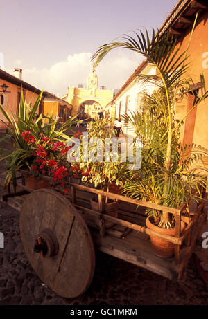 Tha Arco de Santa Catalina in der Altstadt in der Stadt Antigua in Guatemala in Mittelamerika. Stockfoto