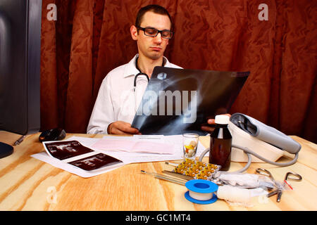 Onkologe mit Blick auf Röntgen-Bild des Patienten Stockfoto