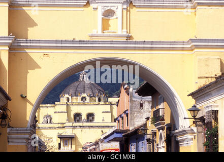 Tha Arco de Santa Catalina in der Altstadt in der Stadt Antigua in Guatemala in Mittelamerika. Stockfoto