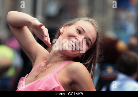 Rain People aus St. Petersburg treten auf der Royal Mile in Edinburgh im Rahmen des Fringe Festivals auf. Stockfoto