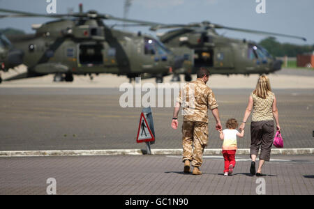 Die letzten beiden Merlin-Hubschrauber kehren aus dem Irak nach Oxfordshire zurück und werden von Familien empfangen. Stockfoto