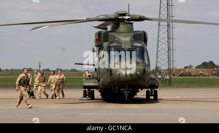 Die letzten beiden Merlin-Hubschrauber kehren aus dem Irak zur RAF Benson in Oxfordshire zurück. Stockfoto