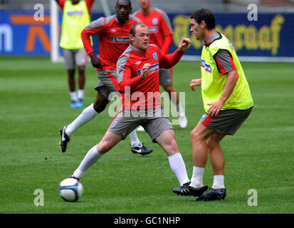 Fußball - Internationale Freundschaften - England gegen Holland - Trainingsveranstaltung - Amsterdam Arena. Die Engländerinnen Wayne Rooney und Gareth Barry (rechts) in einem Trainingsspiel während einer Trainingseinheit in der Amsterdam Arena, Amsterdam. Stockfoto