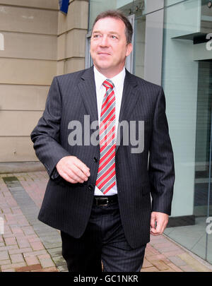 Matt Baggott von der Polizei in Leicestershire verlässt das Hauptquartier der Polizeibehörde in Belfast, bevor er heute Abend bekannt gegeben wurde, dass er zum neuen Chief Constable des Police Service of Northern Ireland ernannt wurde. Stockfoto