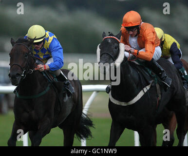 Dark Moment (rechts), geritten von Daniel Tudhope, gewinnt das Toteexacta Handicap während des Sommerabends Rennens auf der Musselburgh Racecourse, Musselburgh. Stockfoto