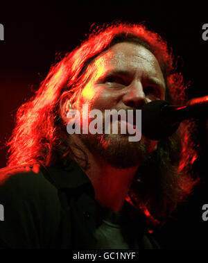 NUR FÜR REDAKTIONELLE ZWECKE. Pearl Jam, mit Sänger Eddie Vedder, tritt auf der Bühne des O2 Shepherds Bush Empire im Westen Londons auf. Stockfoto