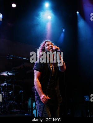 NUR FÜR REDAKTIONELLE ZWECKE. Pearl Jam, mit Sänger Eddie Vedder, tritt auf der Bühne des O2 Shepherds Bush Empire im Westen Londons auf. Stockfoto