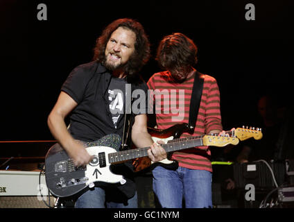 NUR FÜR REDAKTIONELLE ZWECKE. Pearl Jam, mit Sänger Eddie Vedder (links), tritt auf der Bühne des O2 Shepherds Bush Empire im Westen Londons auf. Stockfoto