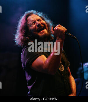 NUR FÜR REDAKTIONELLE ZWECKE. Pearl Jam, mit Sänger Eddie Vedder, tritt auf der Bühne des O2 Shepherds Bush Empire im Westen Londons auf. Stockfoto