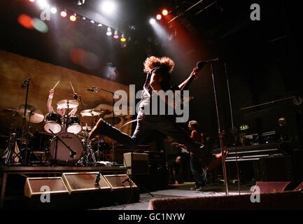 NUR FÜR REDAKTIONELLE ZWECKE. Pearl Jam, mit Sänger Eddie Vedder, tritt auf der Bühne des O2 Shepherds Bush Empire im Westen Londons auf. Stockfoto