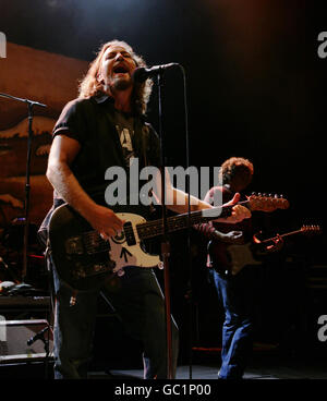 . Pearl Jam, mit Leadsänger Eddie Vedder, tritt auf der Bühne im O2 Shepherds Bush Empire im Westen Londons auf. Stockfoto