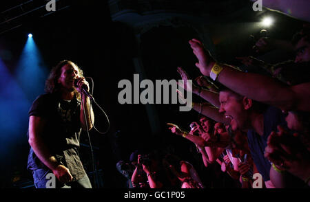 Pearl Jam, mit Sänger Eddie Vedder, tritt auf der Bühne des O2 Shepherds Bush Empire im Westen Londons auf. Stockfoto