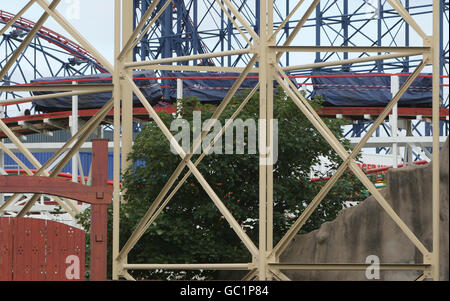 Drei Waggons auf dem Big Dipper, einer Fahrt am Blackpool Pleasure Beach, bei der gestern Abend nach einer Kollision mehrere Personen verletzt wurden. Stockfoto