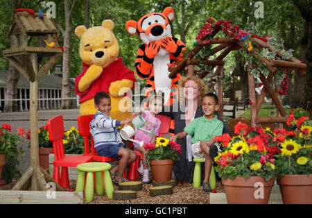 Winnie-the-Pooh-Gartenarbeit-initiative Stockfoto