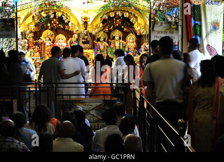 Pilgrims Anbetung im Tempel am Shree Krishna Janmashtami Festival am Bhaktivedanta Manor in Watford. Stockfoto