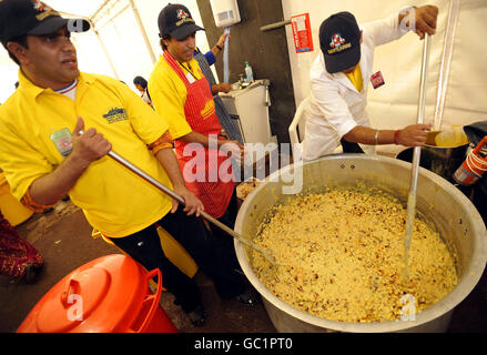 Freiwillige rühren Essen auf dem Shree Krishna Janmashtami Festival im Bhaktivedanta Manor in Watford. Stockfoto