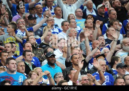 Fußball - Barclays Premier League - Manchester United / Birmingham City - Old Trafford. Birmingham City Fans im Stand von Old Trafford Stockfoto