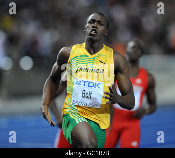 Leichtathletik - IAAF Leichtathletik-Weltmeisterschaften - Tag zwei - Berlin 2009 - Olympiastadion. Jamaikas Usain Bolt nach dem Sieg im 100-Meter-Finale in einer neuen Weltrekordzeit Stockfoto