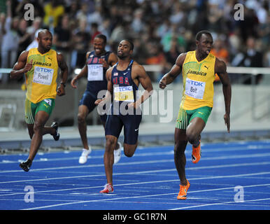 Jamaikas Usain Bolt gewinnt das 100m-Finale in einem neuen Weltrekordzeit von der USA Tyson Gay und Jamaika's Asafa Powell Stockfoto