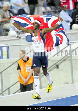 Der britische Phillips Idowu feiert den Gewinn des Dreisprung-Events der Männer während der IAAF-Weltmeisterschaft im Olympiastadion in Berlin. Stockfoto