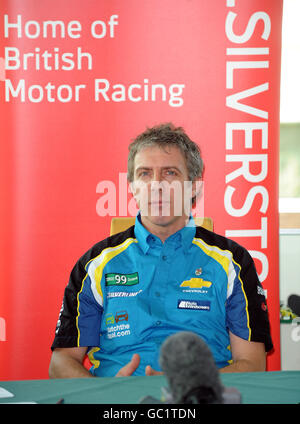 Der britische Tourenwagen-Rennfahrer Jason Plato von Racing Silverline nimmt an einer Pressekonferenz auf der Silverstone-Rennstrecke im Vorfeld der British Touring Car Championships Teil. Stockfoto