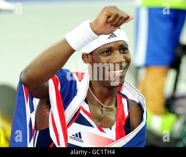 Der britische Phillips Idowu feiert nach seinem Goldsieg im Dreisprung-Finale der Männer während der IAAF-Weltmeisterschaft im Olympiastadion in Berlin. Stockfoto