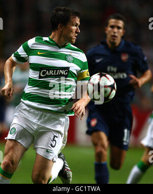 Gary Caldwell von Celtic in Aktion während des UEFA Champions League Qualifying First Leg Spiels im Celtic Park, Glasgow. Stockfoto