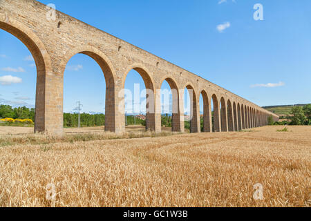 Der Aquädukt Noain gebaut im 18. Jahrhundert in der Nähe von Pamplona, Navarra, Spanien Stockfoto