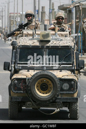 Mitglieder des 40. Regiments die Royal Artillery in einem Snatch Land Rover während einer Patrouille in Lashkar Gah, Afghanistan. Stockfoto