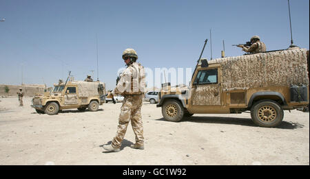 Mitglieder des 40. Regiments der Königlichen Artillerie während einer Patrouille in Lashkar Gah, Afghanistan. Stockfoto