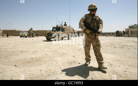 Mitglieder des 40. Regiments der Königlichen Artillerie während einer Patrouille in Lashkar Gah, Afghanistan. Stockfoto