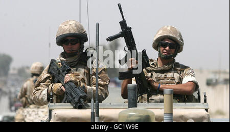 Mitglieder des 40. Regiments die Royal Artillery in einem Snatch Land Rover während einer Patrouille in Lashkar Gah, Afghanistan. Stockfoto