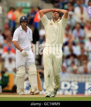 Cricket - The Ashes 2009 - npower Fünfter Test - Tag 1 - England gegen Australien - The Brit Oval. Der Australier Ben Hilfenhaus reagiert, nachdem er gerade das Wicket von Englands Ian Bell verpasst hat Stockfoto