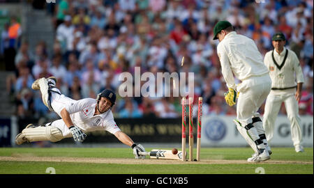 Der englische Jonathan Trott wird vom australischen Simon Katich beim fünften npower-Testspiel im Oval in London ausgelaufen. Stockfoto