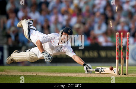 Cricket - The Ashes 2009 - npower Fifth Test - England gegen Australien - Tag 1 - The Brit Oval. Der englische Jonathan Trott wird vom australischen Simon Katich beim fünften npower-Testspiel im Londoner Oval ausgefahren. Stockfoto