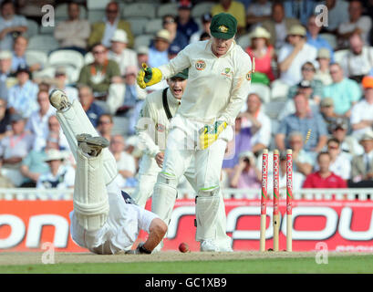 Jonathan Trott aus England wird von Simon Katich (nicht abgebildet) beim fünften npower Test Match im Oval in London ausgefahren. Stockfoto