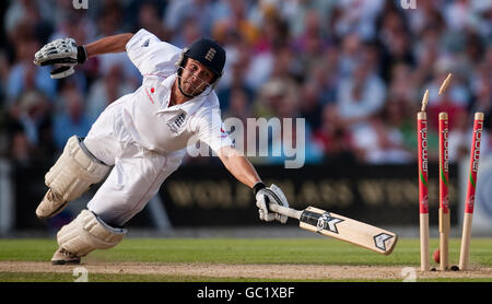 Der englische Jonathan Trott wird vom australischen Simon Katich beim fünften npower-Testspiel im Oval in London ausgelaufen. Stockfoto